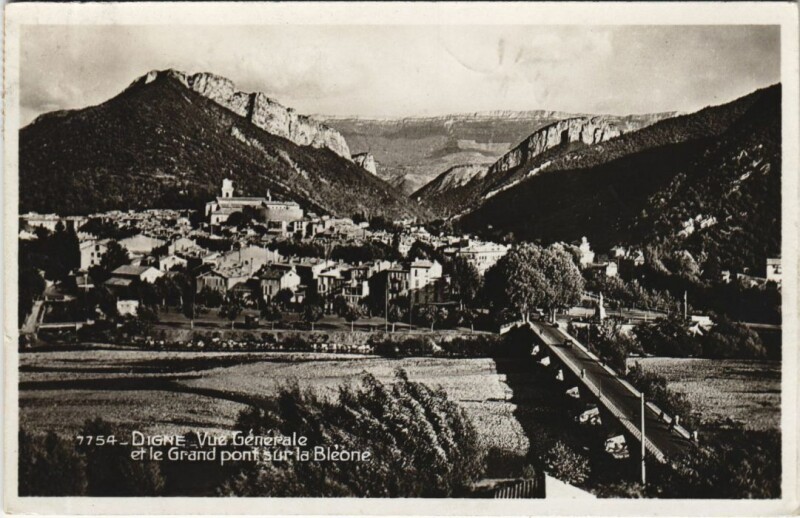 Carte postale ancienne Digne-les-Bains Vue Generale et le Grand Pont sur la Bleone à Digne-les-Bains