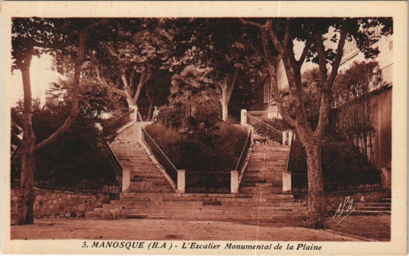 Carte postale ancienne Manosque L'Escalier Monumental de la Plaine à Manosque