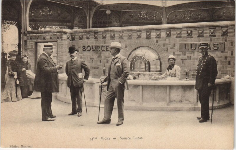 Carte postale ancienne Vichy Source Lucas à Vichy