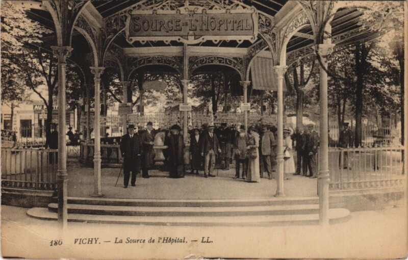 Carte postale ancienne Vichy Source de l'Hopital à Vichy