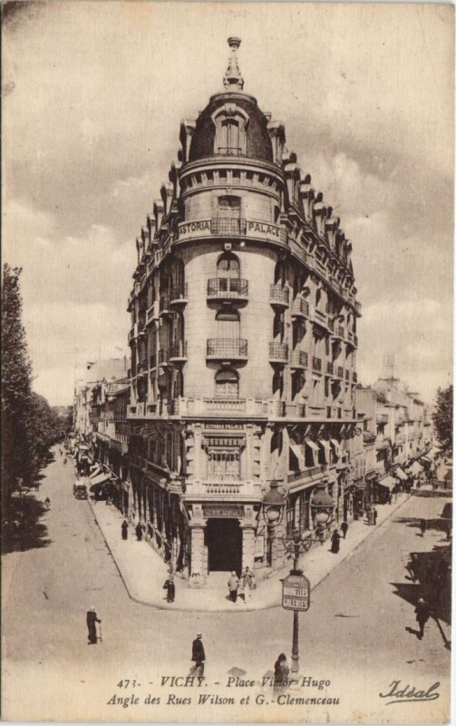 Carte postale ancienne Vichy Place Victor Hugo à Vichy
