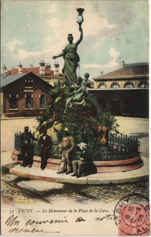 Carte postale ancienne Vichy Monument de la Place de la Gare à Vichy