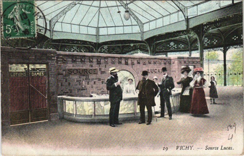 Carte postale ancienne Vichy Source Lucas à Vichy