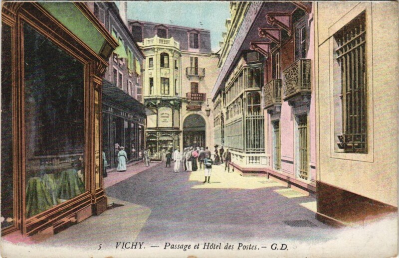 Carte postale ancienne Vichy Passage et Hotel des Postes à Vichy