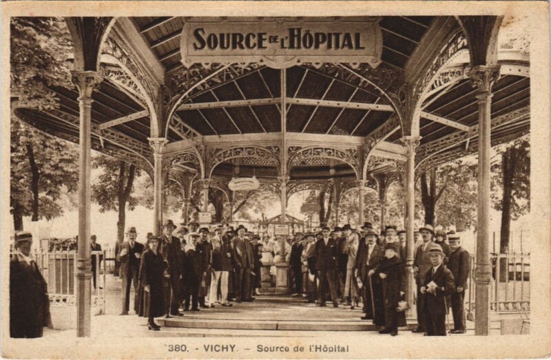 Carte postale ancienne Vichy Source de l'Hopital à Vichy