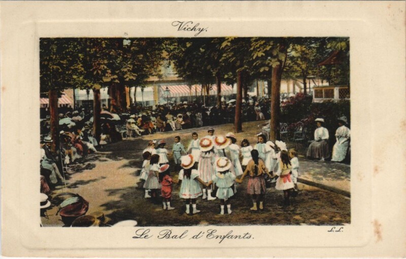 Carte postale ancienne Vichy Le Bal d'Enfants à Vichy