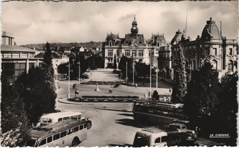 Carte postale ancienne Vichy Esplanade de l'Hotel de Ville à Vichy