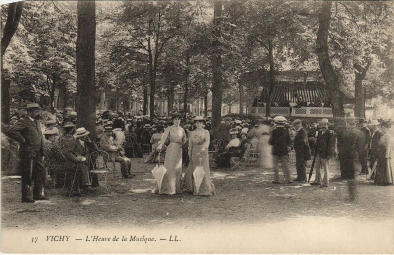 Carte postale ancienne Vichy Heure de la Musique à Vichy
