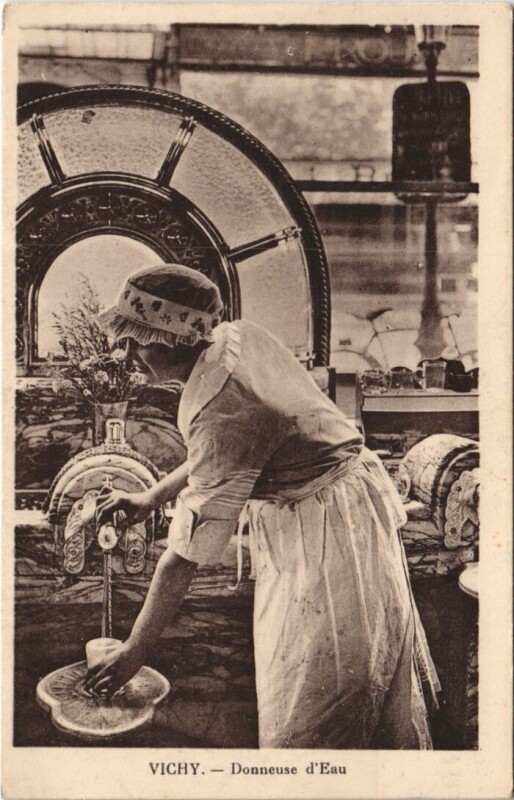 Carte postale ancienne Vichy Donneuse d'Eau à Vichy