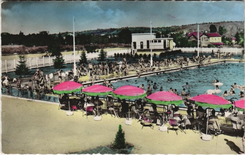 Carte postale ancienne Vichy La piscine de Bellerive à Vichy