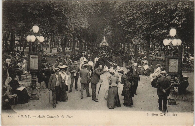 Carte postale ancienne Vichy Allee Centrale du Parc à Vichy