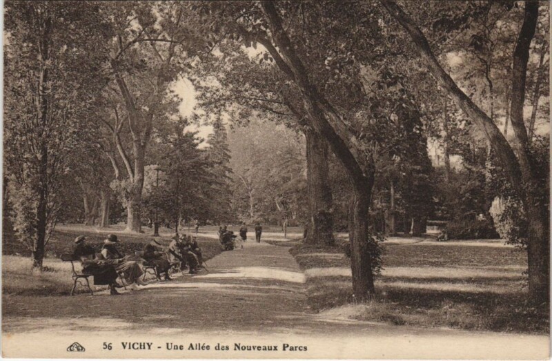 Carte postale ancienne Vichy Une Allee des Nouveaux Parcs à Vichy
