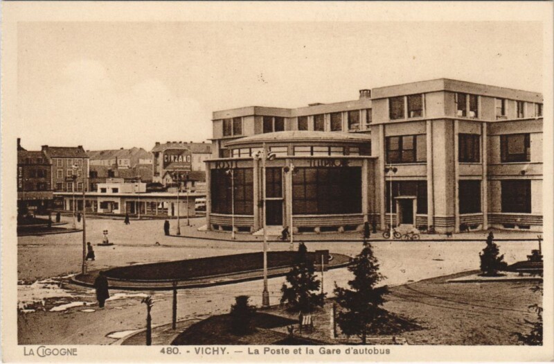 Carte postale ancienne Vichy La Poste et la Gare d'Autobus à Vichy