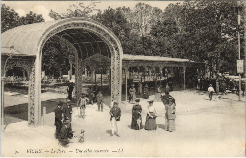Carte postale ancienne Vichy Le Parc,Une allee couverte à Vichy