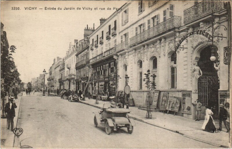 Carte postale ancienne Vichy Entree du Jardin et rue de Paris à Vichy