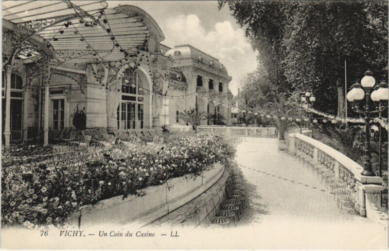 Carte postale ancienne Vichy Un Coin du Casino à Vichy