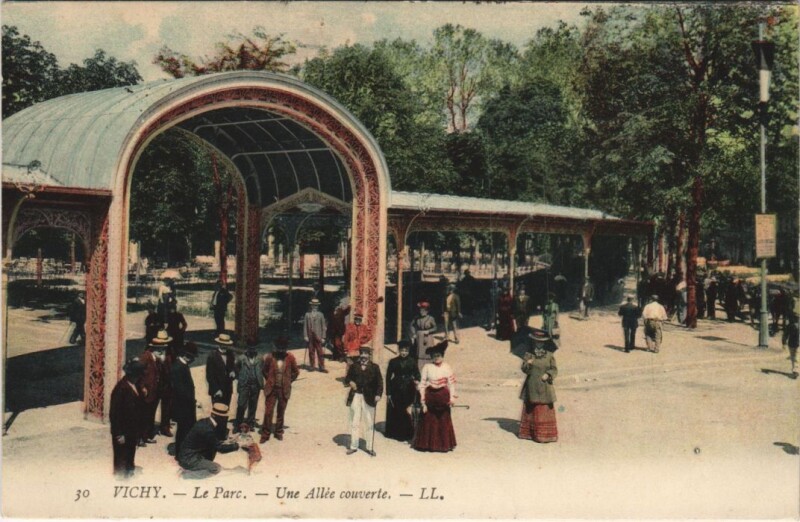 Carte postale ancienne Vichy Le Parc, une allee couverte à Vichy