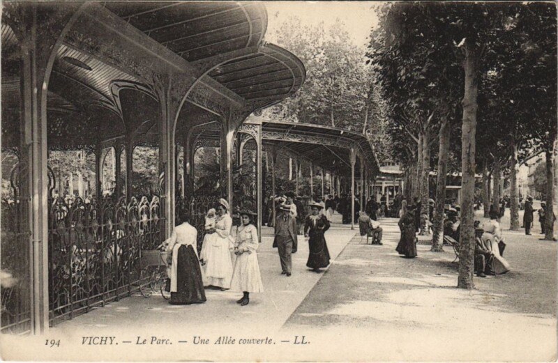 Carte postale ancienne Vichy Le Parc, une allee couverte à Vichy