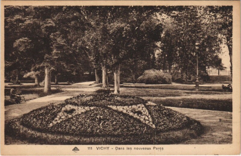 Carte postale ancienne Vichy Dans les Nouveaux Parcs à Vichy