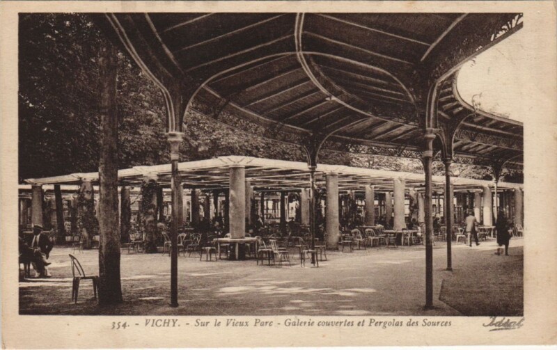 Carte postale ancienne Vichy Galerie couvertes et Pergolas des Sources à Vichy