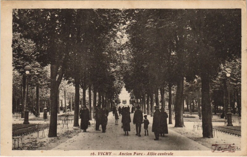 Carte postale ancienne Vichy Ancien Parc , Allee centrale à Vichy