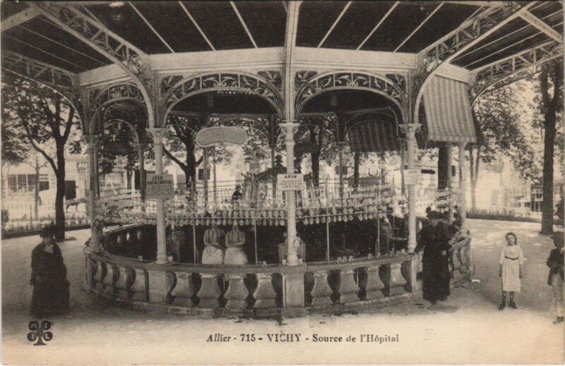 Carte postale ancienne Vichy Source de l'Hopital à Vichy