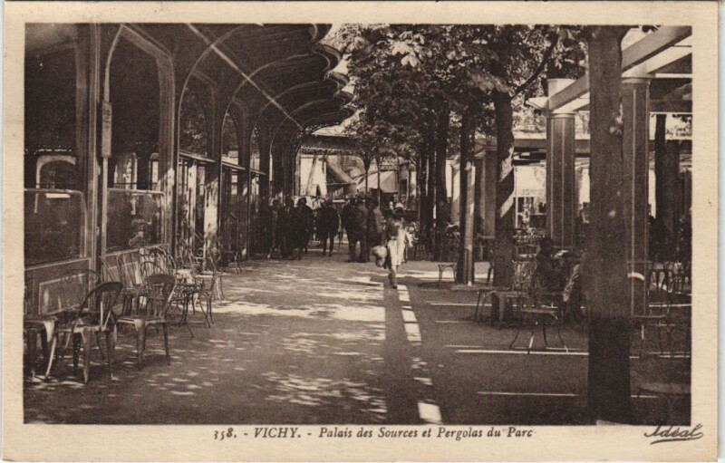 Carte postale ancienne Vichy Palais des Sources et Pergolas du Parc à Vichy