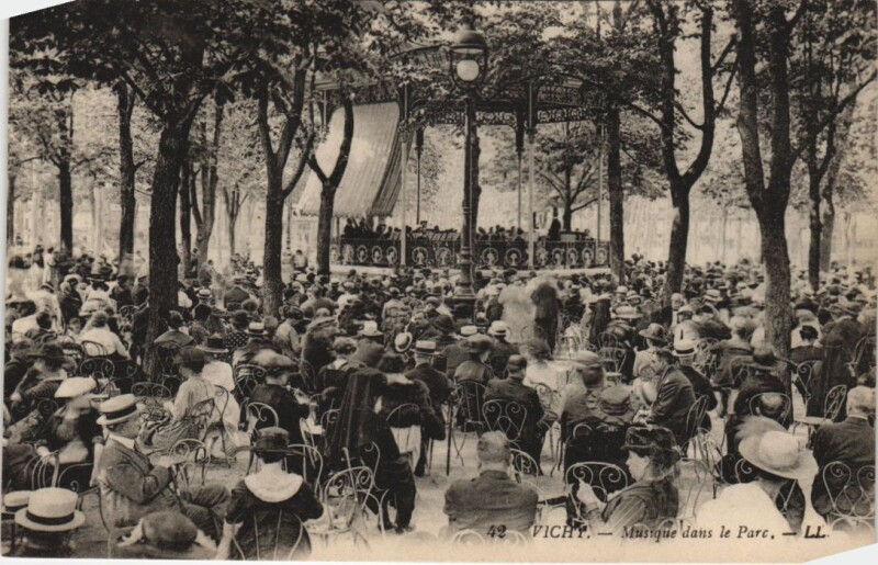 Carte postale ancienne Vichy Musique dans le Parc à Vichy