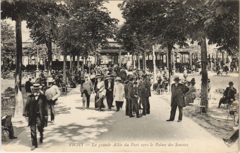 Carte postale ancienne Vichy Grande Allee du Parc à Vichy