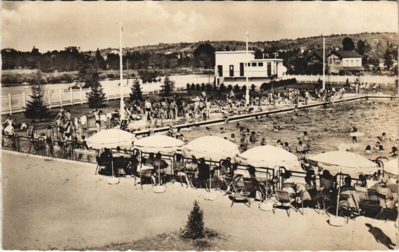 Carte postale ancienne Vichy La piscine de Bellerive à Vichy