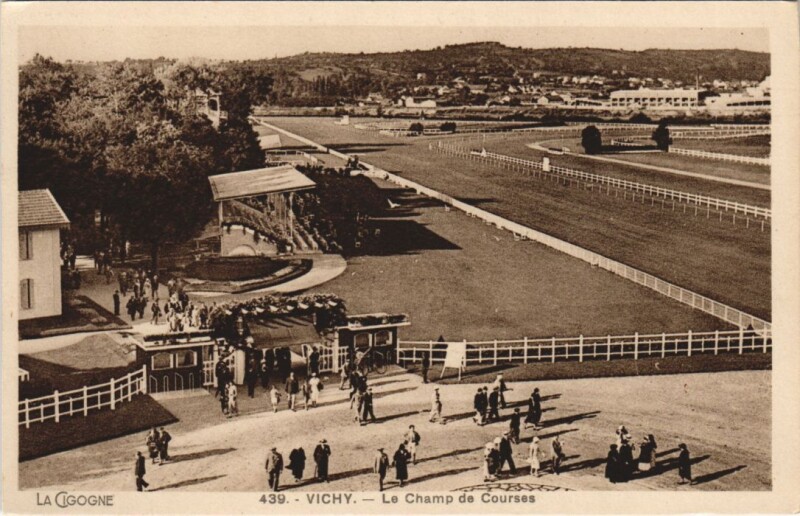 Carte postale ancienne Vichy Le Champ de Courses à Vichy