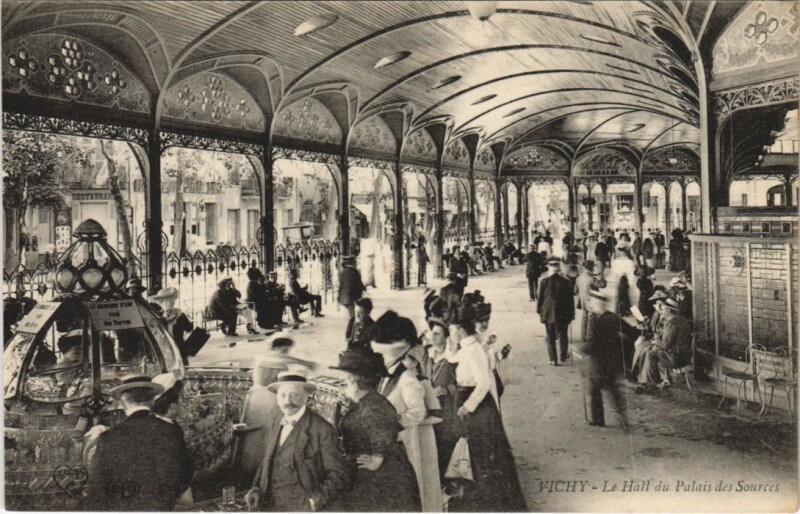 Carte postale ancienne Vichy Le Hall du Palais des Sources à Vichy