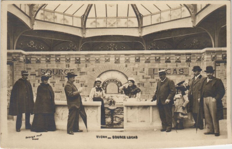 Carte postale ancienne Vichy Source Lucas à Vichy