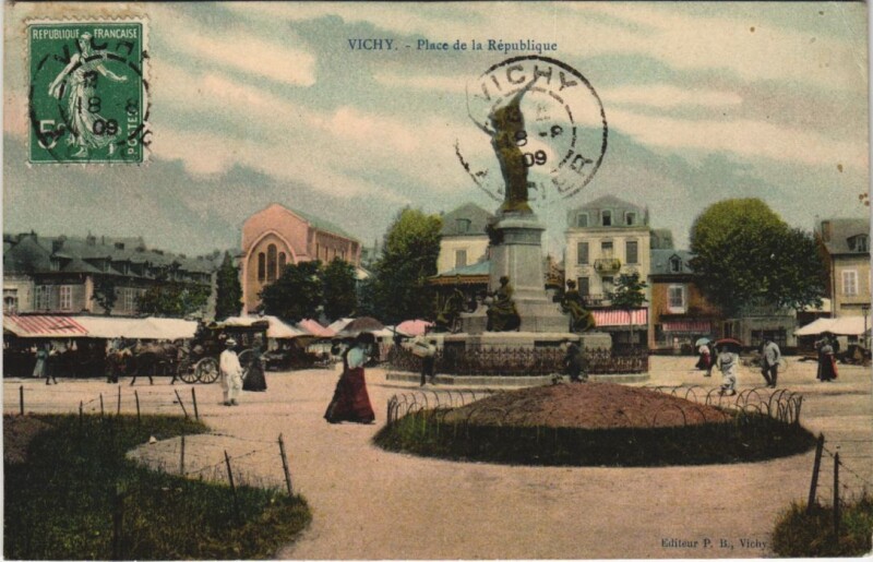 Carte postale ancienne Vichy Place de la Republique à Vichy