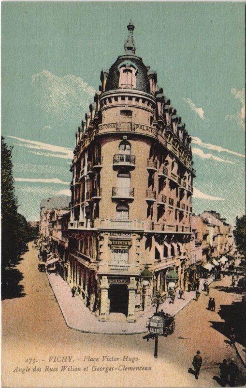 Carte postale ancienne Vichy Place Victor Hugo à Vichy