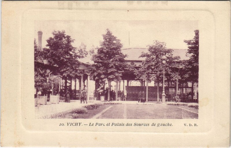 Carte postale ancienne Vichy Le Parc et Palais des Sources de gauche à Vichy