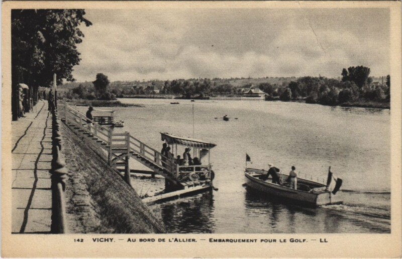 Carte postale ancienne Vichy Embarquement pour le Golf à Vichy