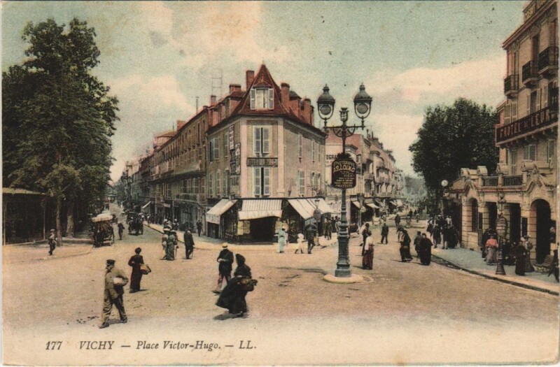 Carte postale ancienne Vichy Place Victor Hugo à Vichy