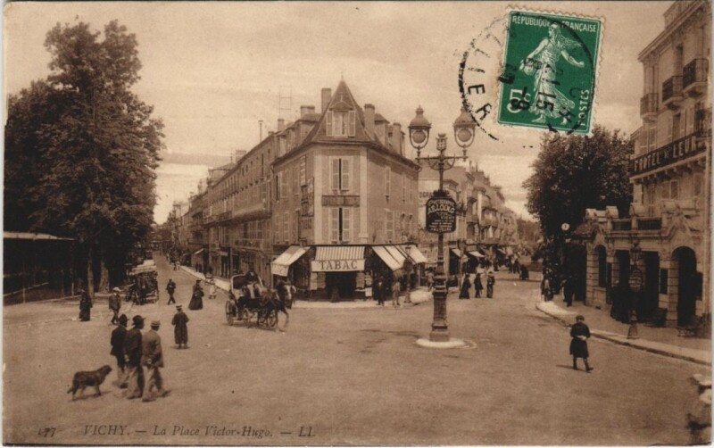 Carte postale ancienne Vichy Place Victor Hugo à Vichy