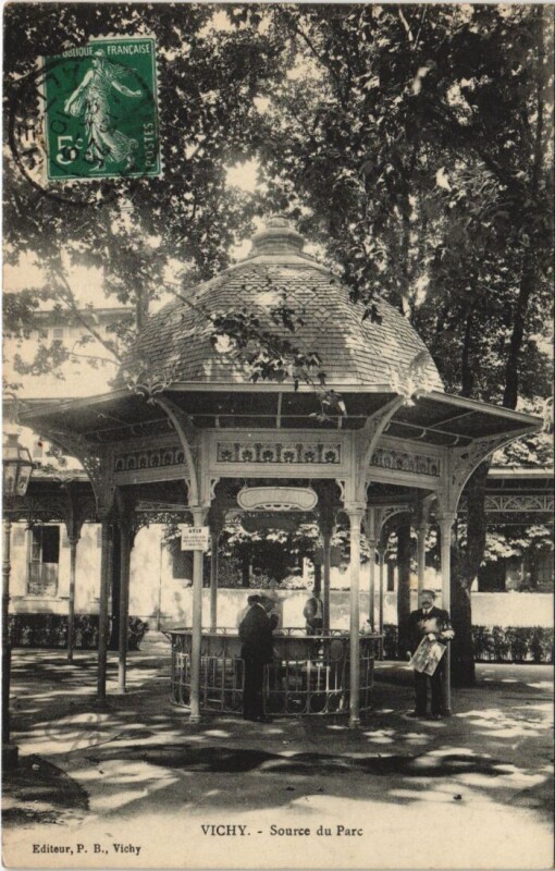 Carte postale ancienne Vichy Source du Parc à Vichy