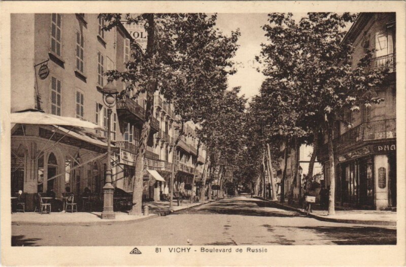 Carte postale ancienne Vichy Boulevard de Russie à Vichy