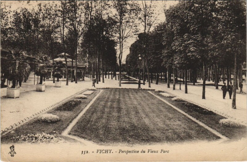 Carte postale ancienne Vichy Perspective du Vieux Parc à Vichy