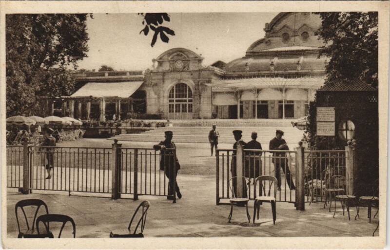 Carte postale ancienne Vichy Une entree du Casino à Vichy