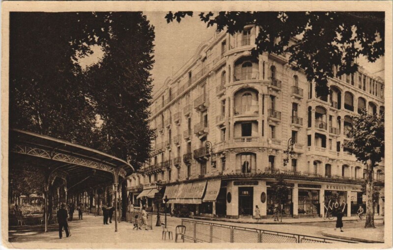 Carte postale ancienne Vichy Hotel du Parc et les Allees couvertes à Vichy