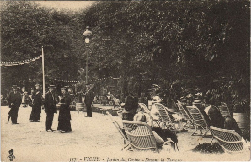 Carte postale ancienne Vichy Jardin du Casino , devant la Terrasse à Vichy