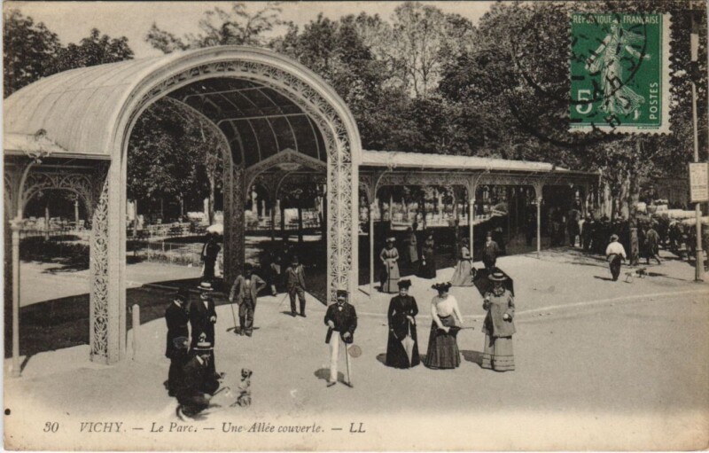 Carte postale ancienne Vichy Le Parc, une allee couverte à Vichy