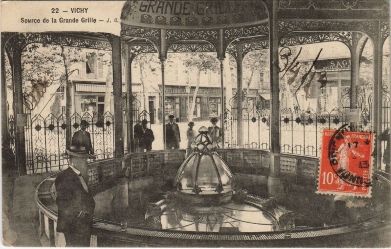 Carte postale ancienne Vichy Source de la Grande Grille à Vichy