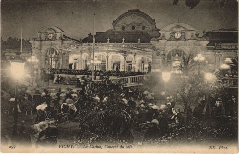 Carte postale ancienne Vichy Le Casino, Concert du soir à Vichy