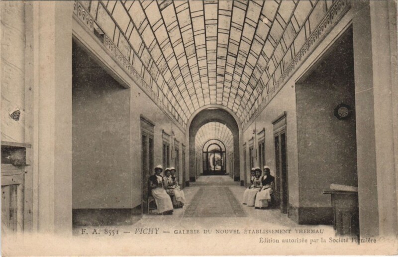 Carte postale ancienne Vichy Galerie du Nouvel Etablissement Thermal à Vichy