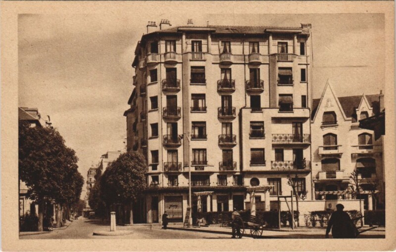 Carte postale ancienne Vichy Place de la Victoire , Rue Marechal Foch à Vichy